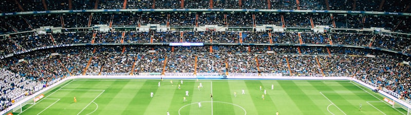 欧洲冠军联赛决赛，璀璨灯光下两队球员入场仪式盛况