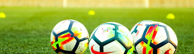 激情球迷解说频道画面，充满活力的解说员在演播室中兴奋地评论