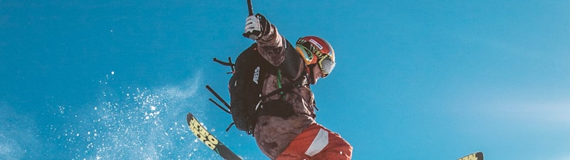 综合格斗UFC比赛，两位选手在八角笼内进行地面缠斗的激烈场面